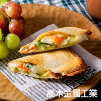 烤箱用口袋吐司網夾，單片款，用於製作夾有起司、小黃瓜和紅蘿蔔的烤吐司。吐司外皮呈現金黃色，網格紋清晰。