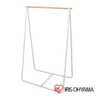 白色金屬框架搭配原木掛桿的天然造型曬衣架，寬版加高設計，整體簡潔實用。