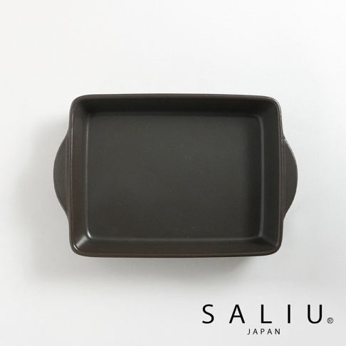 俯拍視角呈現一個深咖啡色的 SALIU 日本製耐熱陶製長方形烤盤，盤身設計簡約並帶有側邊把手，底部平坦，整體質感沉穩精緻，適合多功能烹飪使用。