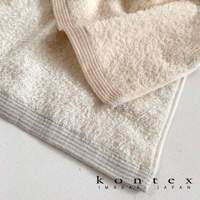 今治純棉手帕，柔軟細緻，帶有條紋滾邊，有奶油白和淺灰兩種顏色選擇。