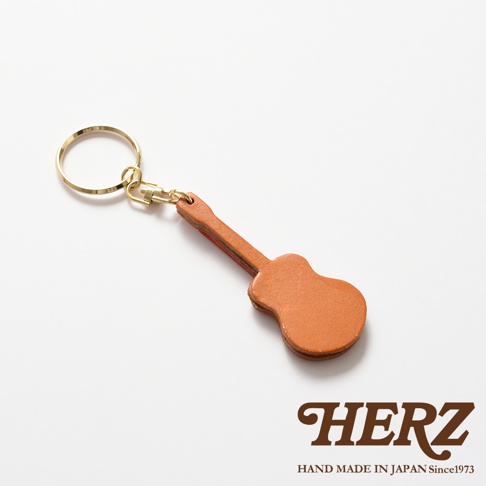 職人手作皮革吉他造型鑰匙圈，咖啡色皮革，搭配金色鑰匙圈。