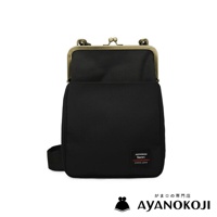 黑色的 AYANOKOJI Sarei 機能布直式口金斜背包，配有古銅色金屬口金，背包正面有品牌標誌。