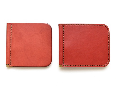 兩個紅色皮革製成的橫式對折兩用收納短夾，皆採用手工車縫線和金屬夾，風格簡約。