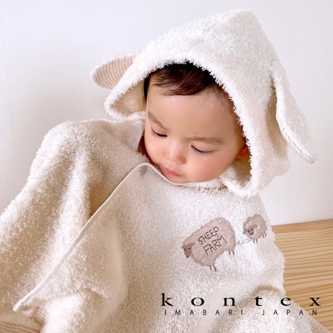 今治純棉嬰兒連帽浴巾，米白色，帶有可愛的羊和「SHEEP FARM」字樣刺繡。浴巾設計成動物造型，帶有耳朵造型的帽子，材質柔軟親膚。
