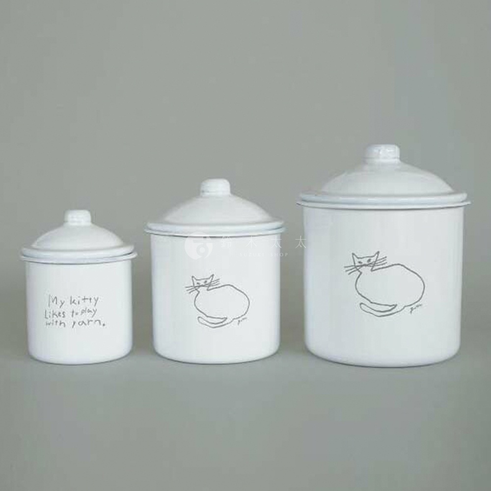 三件白色琺瑯儲物罐，罐身分別印有貓咪圖案或英文文字「My kitty likes to play with yarn.」。