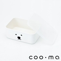 白色輕巧便當盒，盒蓋部分開啟，盒身正面印有黑色的熊臉圖案，材質為塑膠。