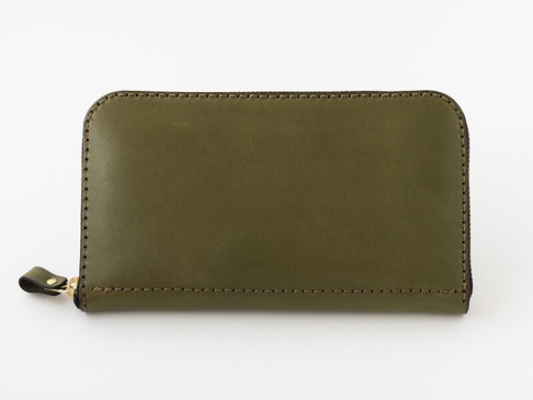 橄欖綠皮革拉鍊長夾，採用職人手縫工藝，配有金色拉鍊頭與同色皮革拉鍊環，簡約大方。