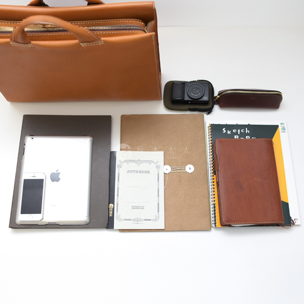 日本HERZ職人手作皮革簡約商務公事包 BW-104，搭配 iPad、手機、相機、筆記本及筆袋，展現文青商務風格