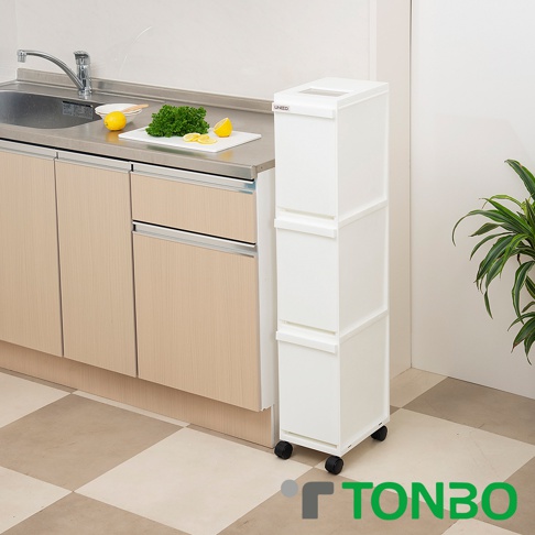 白色三層抽屜式分類垃圾桶，帶有輪子，可置於廚房櫃旁，上方印有「UNEED」字樣。