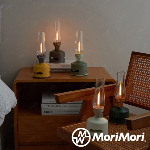 黃色、綠色、深棕色和淺灰色LED煤油燈藍牙音響，燈罩為透明玻璃，底部帶有圓形喇叭孔，復古設計，適合居家或戶外使用。