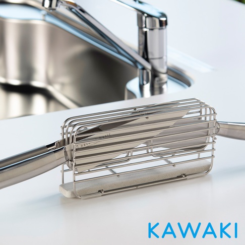 銀色金屬網架內置白色珪藻土，架上放置著數把不銹鋼刀具，背景為廚房水槽及水龍頭。