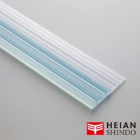 家具防倒固定墊 UEQ-304，為白色半透明材質，表面有規律的條紋，一側邊緣呈現淡藍色。