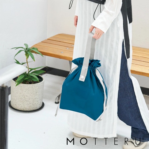 深藍色輕時尚摺疊保冷束口袋，配有灰色提把，束口設計，側面有白色飾帶。