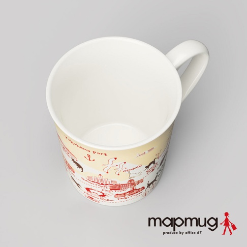 mapmug手繪地圖馬克杯，散步貓咪系列-橫濱篇。陶瓷材質，內外皆為白色。杯身外圍印有橫濱地圖，以紅色和米黃色為主調，描繪了港口、建築、錨、海鷗及多隻散步的貓咪剪影，並標示出「Yokohama Port」、「Osanbashi」、「Queen's Tower」、「King's Tower」、「Jack's Tower」、「Yokohama Stadium」、「KANAI」等字樣。