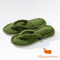一雙綠色毛絨人字夾腳室內拖鞋，採用竹棉混紡材質，鞋面觸感蓬鬆柔軟。