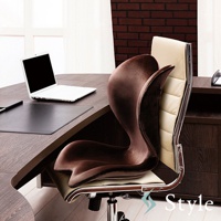 Style ELEGANT 美姿調整椅（高背款）的棕色天鵝絨坐墊，擺放在辦公桌上。