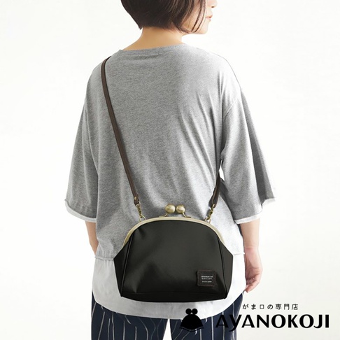 AYANOKOJI 京都職人手作大玉口金斜背包，黑色CORDURA®材質，背面有品牌標籤，側面展示古銅色口金設計