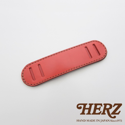 職人手作皮革肩墊，紅色，帶有兩條縫線和兩個長方形開口，用於固定。