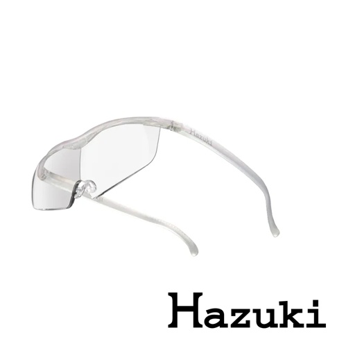 透明框架的Hazuki放大眼鏡，鏡片清晰，鏡架呈白色，上印有品牌名稱。