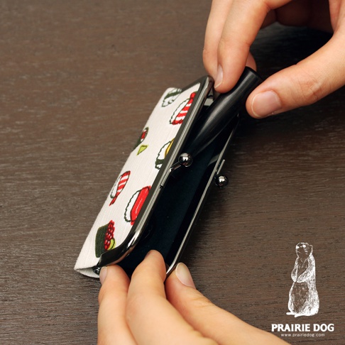 和布華印鑑收納口金包，白色布面印有壽司圖案，搭配銀色金屬口金與黑色筆。