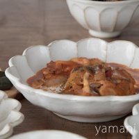 小兵美濃燒六魯粉引沙拉盤，24公分，白色陶瓷材質，帶有花瓣狀的邊緣，盛裝著雞肉燉菇的料理。