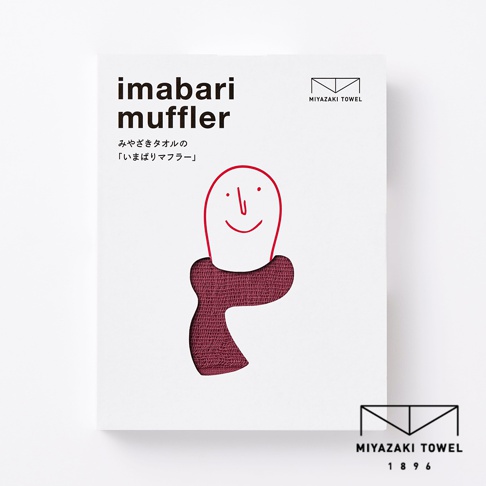 今治匹馬棉雙色圍巾，酒紅色，織紋細緻，搭配簡約白色包裝與紅色線條勾勒的笑臉圖案。