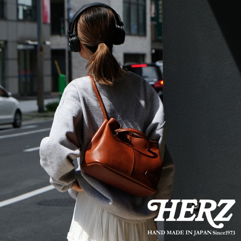 日本HERZ 職人手作棕色皮革可調式兩用托特包，以女性為中心，展現簡約俐落的設計。