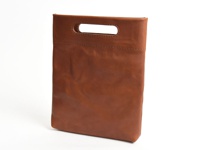 棕色皮革製成的直式收納袋，頂部有兩個長方形提把，袋身中央有縫線裝飾。