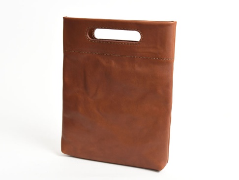 棕色皮革製成的直式收納袋，頂部有兩個長方形提把，袋身中央有縫線裝飾。