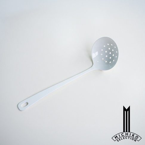 寬柄白色漏勺，帶有圓孔，用於過濾湯汁，下方有 Michiko Selection 的標誌。