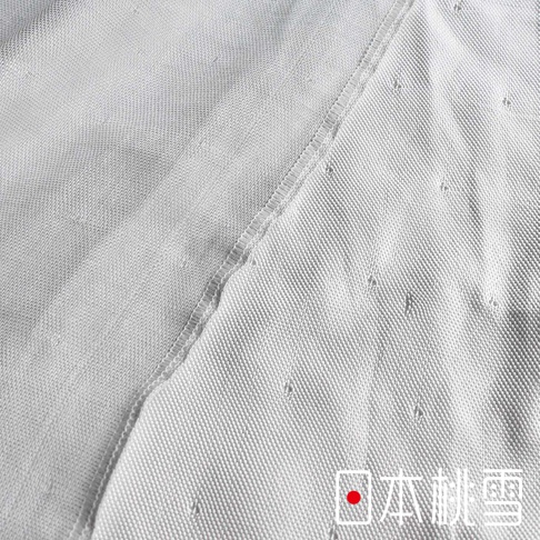 銀灰色二層紗織物特寫，織紋清晰，有細小的透氣孔，接縫處縫線整齊。