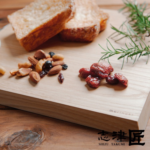 志津匠 morinoki 榆木砧板上放著烤吐司、堅果和乾燥草莓