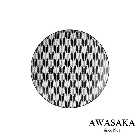 KOMON 和風淺湯盤，陶瓷材質，黑色與白色箭羽連續圖案，圓形，邊緣有黑色細線。