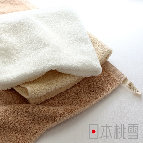 疊放的三條飯店方巾，顏色由上至下分別為白色、淺褐色及棕褐色，皆為柔軟的毛巾材質，其中一條方巾的邊緣處有「hiarie made in Japan」的標籤。