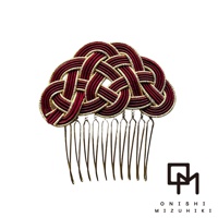 這是一款和風水引金絲髮叉，以深紅色絲線編織成複雜的結繩圖案，搭配金色的細絲勾勒邊緣，共有多種顏色可選。金色的髮叉梳齒整齊排列，設計精緻。