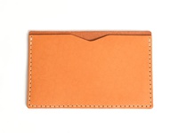 職人手作皮革存摺文件收納夾，採用淺棕色牛皮材質，邊緣以白色車線縫製，頂部中央有V型開口設計。