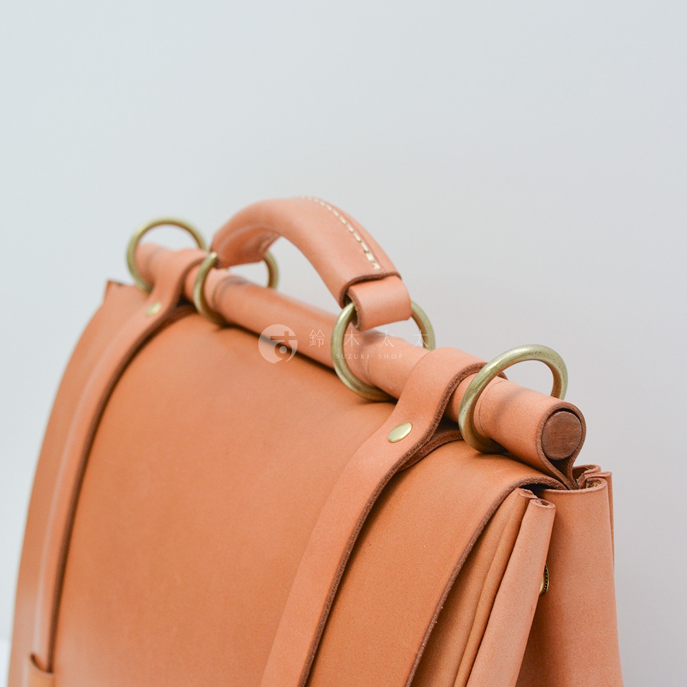 日本HERZ職人手作皮革屋瓦風側背包CW-147的特寫，展現皮革手柄、金屬環扣及縫線細節