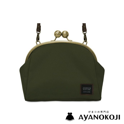 軍綠色 AYANOKOJI 職人手作斜背包，帶有古銅色金屬球狀開關及同色系品牌標籤，附有可拆式深棕色皮革肩帶