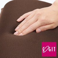 手按壓咖啡色網狀材質的車內專用置物收納靠墊，展現其柔軟與支撐性。