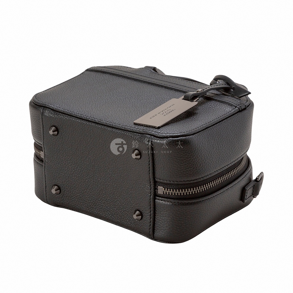 JETTER 迷你箱型包 CJTF-038，黑色荔枝紋皮革材質，箱型設計，頂部有提把與金屬吊牌，側邊有拉鍊隔層，底部有四個金屬腳釘。