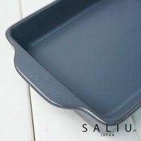 深灰色陶製長方形烤盤，帶有兩個側邊提把，呈現簡約的設計。