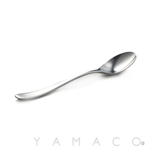 YAMACO 品牌若水系列霧面不鏽鋼晚餐匙，以簡約線條展現優雅質感。