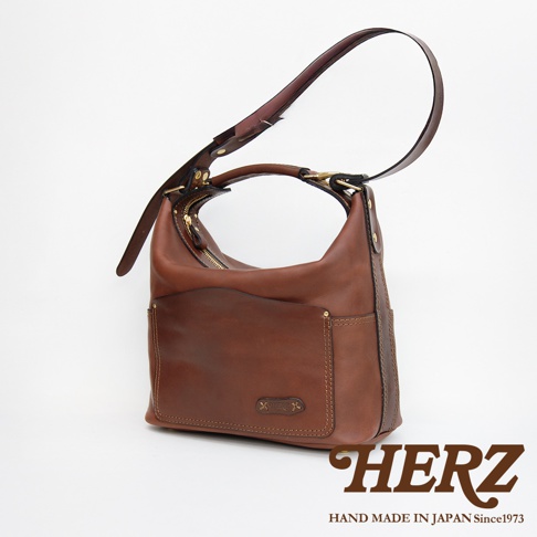 職人手作皮革厚實單肩波士頓包，深棕色，寬大主袋，前置翻蓋口袋，金屬拉鍊，可調節肩帶，質感厚實。