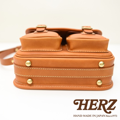 日本HERZ職人手作皮革經典雙扣郵差包，復古棕色皮革，採用雙口袋和雙扣設計，質感扎實，展現精湛手藝。