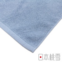 淺藍色毛巾，材質柔軟，質地細膩，邊緣有鎖邊處理，展現簡約設計。