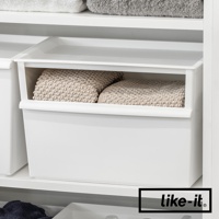 白色塑膠寬型整理收納盒，盒內裝有兩個米色紋理織物，盒蓋部分向上開啟。