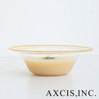 lykke 清透玻璃深型點心碗，帶有琥珀色滾邊，碗內盛有淺黃色湯品，上方點綴少許綠色香草。