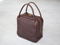 職人手作皮革Organ方形托特包 (G-47) M，深棕色，方形包身，雙提把，側邊拉鍊開合，金屬拉鍊頭，皮革材質，車縫線及鉚釘細節。