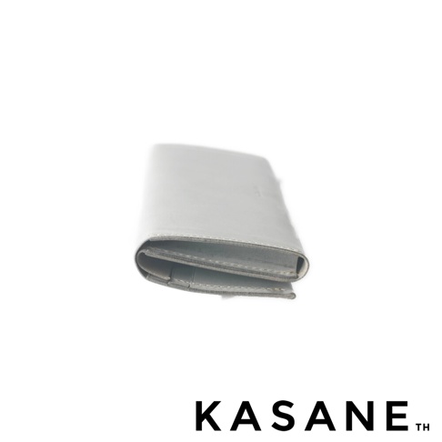 淺灰色皮革長夾，側面展示，底部有 KASANE TH 商標