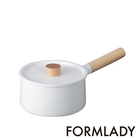白色琺瑯單柄牛奶鍋，配有木質鍋蓋頭和鍋柄，鍋身圓潤，設計簡約。